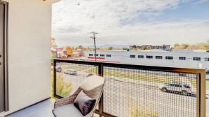 uma varanda com duas cadeiras e um comboio em Landing Modern Apartment with Amazing Amenities (ID6877) em South Salt Lake