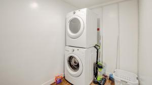 uma máquina de lavar e secar roupa num canto de um quarto em Landing Modern Apartment with Amazing Amenities (ID6877) em South Salt Lake