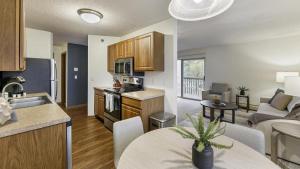 cocina y sala de estar con sofá y mesa en Landing Modern Apartment with Amazing Amenities (ID1017X869), en White Bear Lake