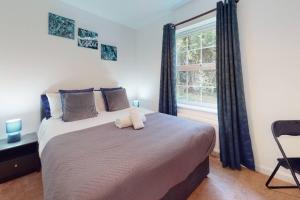 ein Schlafzimmer mit einem großen Bett und einem Fenster in der Unterkunft Stunning 2-Bed Apartment in Grays in Grays Thurrock