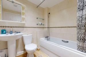 e bagno con servizi igienici, lavandino e vasca. di Stunning 2-Bed Apartment in Grays a Grays Thurrock