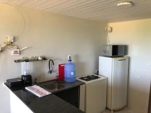Elle comprend une petite cuisine équipée d'un évier et d'un réfrigérateur. dans l'établissement Praia de Ponta de Pedras, vista privilegiada!, à Goiana