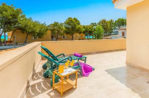 un patio con 2 sillas y una mesa en el balcón en Can Cladera en Playa de Muro