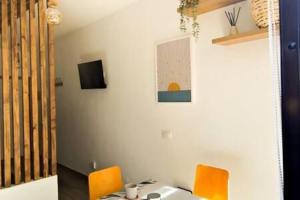 TV a/nebo společenská místnost v ubytování Casita Canaria Blanca Amazing Loft by the Beach