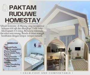 una rivista pubblicitaria per una camera da letto in una casa di Paktam Ruduwe Homestay a Marang