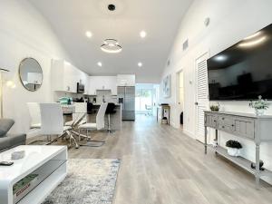 Μια τηλεόραση ή/και κέντρο ψυχαγωγίας στο Luxe 6 Bed Heated Pool Villa I 5 min to Beach I BBQ