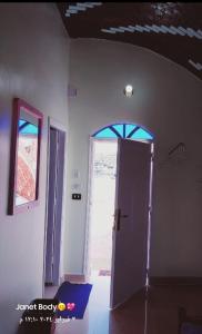 ein leeres Zimmer mit einer Tür und einem Fenster in der Unterkunft Roma House in Assuan