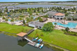 een luchtzicht op een villa met een resort bij 5 Bedrooms 4 Bathrooms Storey Lake 4819 Ct in Kissimmee