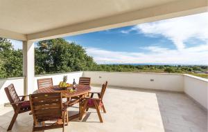 Μπαλκόνι ή βεράντα στο Beautiful Home In Liznjan With Kitchen +50 φωτογραφίες