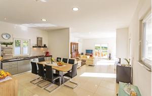 Η κουζίνα ή μικρή κουζίνα στο Beautiful Home In Liznjan With Kitchen