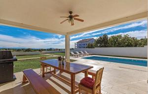 Πισίνα στο ή κοντά στο Beautiful Home In Liznjan With Kitchen