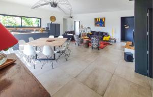 cocina y sala de estar con mesa y sillas en Lovely Home In Mercuer With Outdoor Swimming Pool, en Mercuer