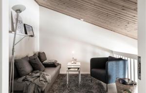 salon z kanapą i krzesłem w obiekcie 3 Bedroom Nice Apartment In Brans w mieście Branäs