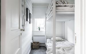 - une petite chambre avec des lits superposés et une échelle dans l'établissement 3 Bedroom Nice Apartment In Brans, à Branäs