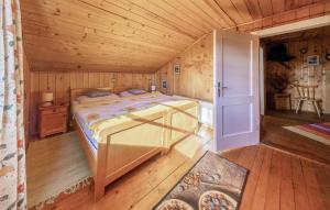 4 Bedroom Beautiful Home In Lienz في لينز: غرفة نوم بسرير في غرفة خشبية