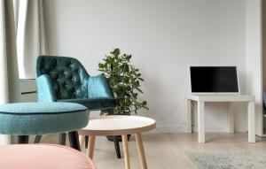 オーステンデにあるGorgeous Apartment In Oostende With Kitchenのリビングルーム(椅子2脚、テレビ付)