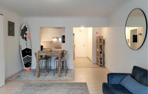 オーステンデにあるGorgeous Apartment In Oostende With Kitchenのリビングルーム(テーブル、壁にサーフボード付)