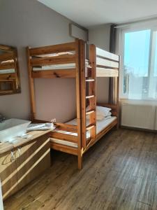 een kamer met 2 stapelbedden en een wastafel bij Hostel Ferihegy in Vecsés