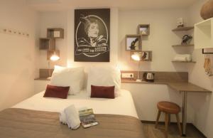 Cama o camas de una habitación en Hotel Arc-En-Ciel Colmar Contact Hotel