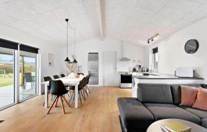 un soggiorno con un divano e un tavolo di Beautiful Home In Otterup With Sauna a Otterup