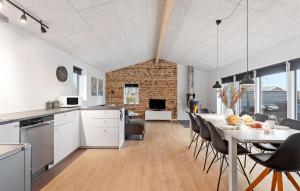 cocina y comedor con mesa y sillas en Awesome Home In Otterup With 4 Bedrooms, Sauna And Wifi, en Otterup