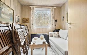 uma sala de estar com um sofá e uma mesa em 3 Bedroom Lovely Home In Nex em Vester Sømarken