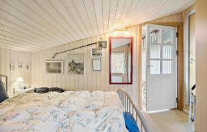 Vester Sømarken的住宿－3 Bedroom Lovely Home In Nex，卧室配有一张床