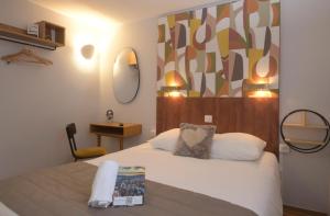 Cama o camas de una habitación en Hotel Arc-En-Ciel Colmar Contact Hotel