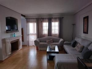 uma sala de estar com um sofá e uma lareira em Luz de la Bahía - Bahía Sur San Fernando Cádiz em San Fernando