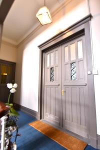 - une grande porte blanche dans une chambre dans l'établissement Appartement avec vue 180 sur le Lac Léman, à Thonon-les-Bains
