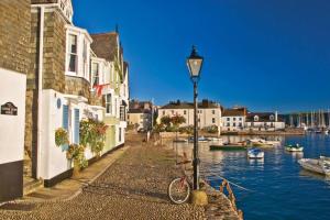 ein Fahrrad, das neben einem Straßenlicht neben dem Wasser parkt in der Unterkunft Caldon Holiday Chalet sleeps 4 in Dartmouth WIFI Electric inc Pet friendly in Dartmouth