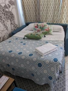 サン・テニャンにあるGîte OZOOのベッドルーム1室(青と白の掛け布団付きのベッド1台付)