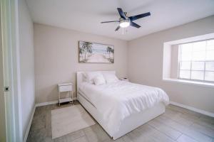 Llit o llits en una habitació de Charm Retreat Modern Haven in Great Location