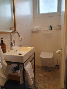 La salle de bains est pourvue d'un lavabo et de toilettes. dans l'établissement B&B Mooi Zelhem, à Zelhem