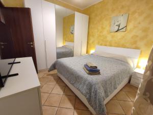 - une petite chambre avec un lit et un miroir dans l'établissement Appartamento Aci Sant'Antonio, à Aci Catena