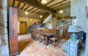 - une salle à manger avec une table et des chaises en bois dans l'établissement Lovely Home In Chich With House Sea View, à Chiché