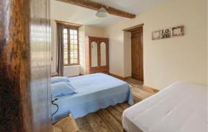 - une chambre avec 2 lits et une fenêtre dans l'établissement Lovely Home In Chich With House Sea View, à Chiché