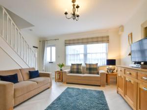 布羅德斯泰的住宿－3 Bed in Broadstairs 47658，客厅配有两张沙发和一台电视机