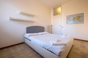 ein Schlafzimmer mit einem Bett mit zwei Handtüchern darauf in der Unterkunft GetTheKey Villa Cedro in San Lazzaro di Savena