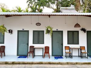 un grupo de sillas y mesas fuera de un edificio en Huong Giang Bungalow, en Phu Quoc