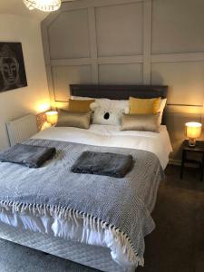 Tempat tidur dalam kamar di Rhigos Mountain Cottage by StayStaycations