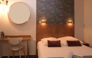 Cama o camas de una habitación en Hotel Arc-En-Ciel Colmar Contact Hotel