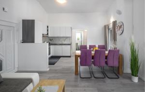 Dapur atau dapur kecil di 2 Bedroom Lovely Apartment In Nova Vas