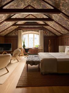 una camera con un grande letto e una grande finestra di Ett Hem a Stoccolma