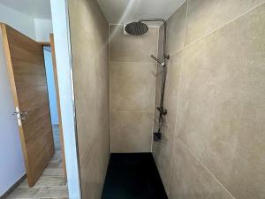 a bathroom with a shower with a black floor at Gîte indépendant en centre-ville in L'Isle-sur-la-Sorgue