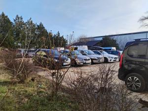 un montón de autos estacionados en un estacionamiento en Hostel Ferihegy, en Vecsés