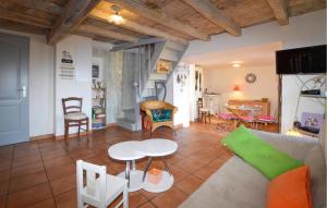 sala de estar con sofá, mesa y sillas en 3 Bedroom Stunning Home In Marignana, en Marignana