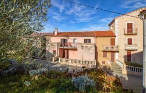 una imagen de una casa con balcones en 3 Bedroom Stunning Home In Marignana, en Marignana