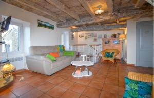 sala de estar con sofá y mesa en 3 Bedroom Stunning Home In Marignana, en Marignana
