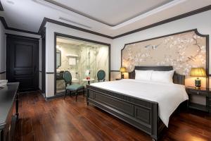 1 dormitorio con 1 cama y una gran pintura en la pared en Sapa Soleil Hotel en Sa Pa